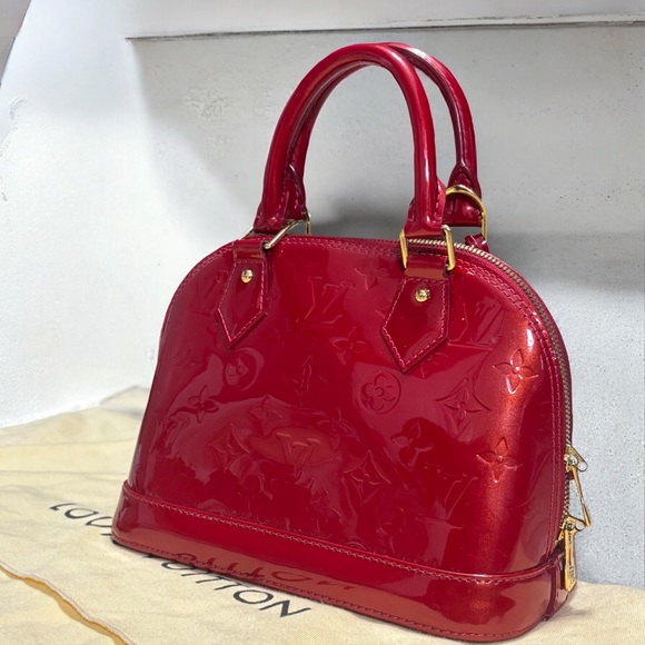 Red Vernis Louis Vuitton Alma BB - Picture 4 of 16